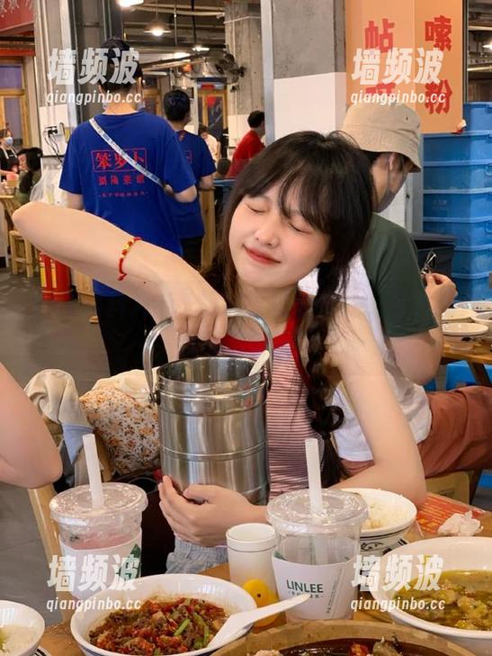 在51黑料入口前排队，今晚的瓜可不少呢！