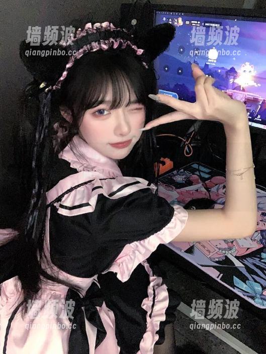718.sx 你们觉得718.sx最近的帖子有什么不一样吗?这网址带来的似乎总是些离谱又好玩的惊喜。